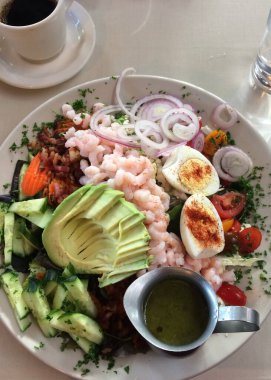 Oregon 'un orta sahilindeki bir restoranda Shrimp Louie salatası.