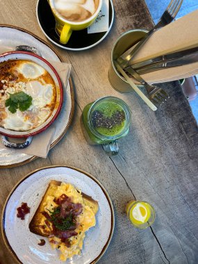 Porto, Portekiz 'de iki kişilik kahvaltı. Meyve suyu, bağışıklık aşısı, karıştırılmış yumurta ve kızarmış ekmek içeriyor.. 