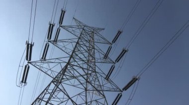 Işıldayan kabloları olan elektrik iletim kuleleri