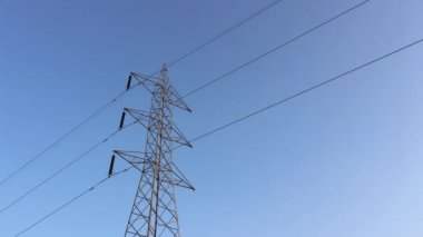 Işıldayan kabloları olan elektrik iletim kuleleri