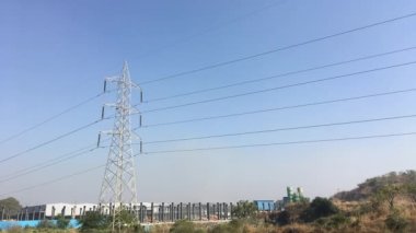 Işıldayan kabloları olan elektrik iletim kuleleri