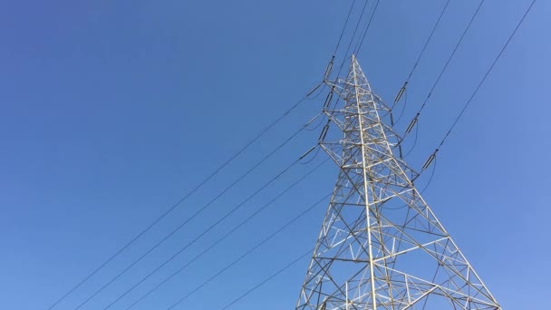 輝く電線の送電塔 — ストック動画