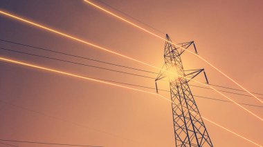 Işıldayan kabloları olan elektrik iletim kuleleri