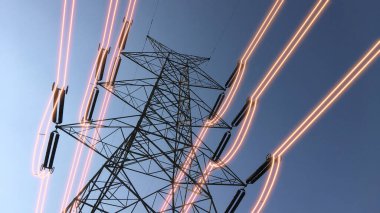 Işıldayan kabloları olan elektrik iletim kuleleri