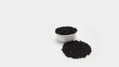  Tüm organik kara biber beyaz kasede.