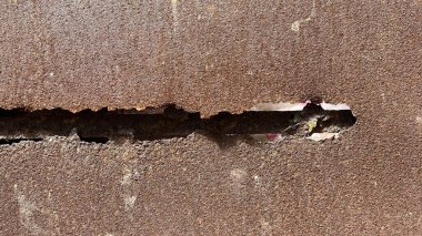 Paslı yüzeyi olan eski bir metal panel zamanın güzelliğini gözler önüne seriyor, desenli, oksitlenmiş bir gübre içeriyor..