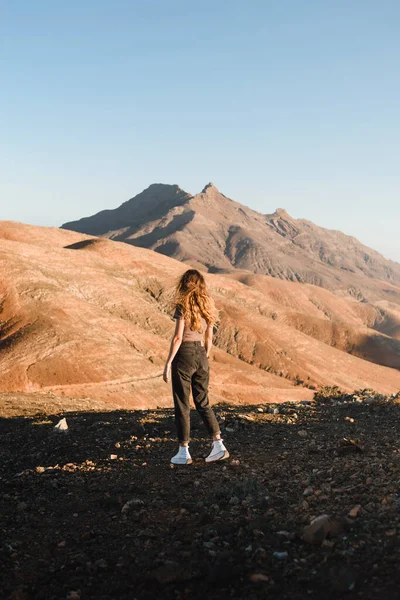 Young Woman Flowing Hair Urban Outfit Walking Sunset Desert Landscape — Stock Photo, Image