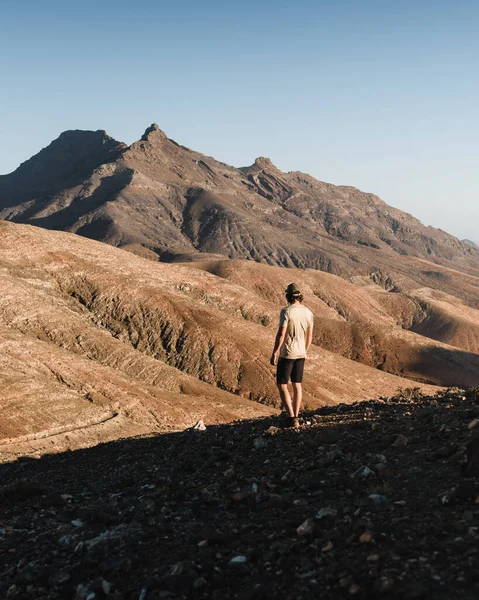 Avontuurlijke Jongeman Die Tijdens Een Wandelroute Het Woestijnlandschap Van Bergen — Stockfoto