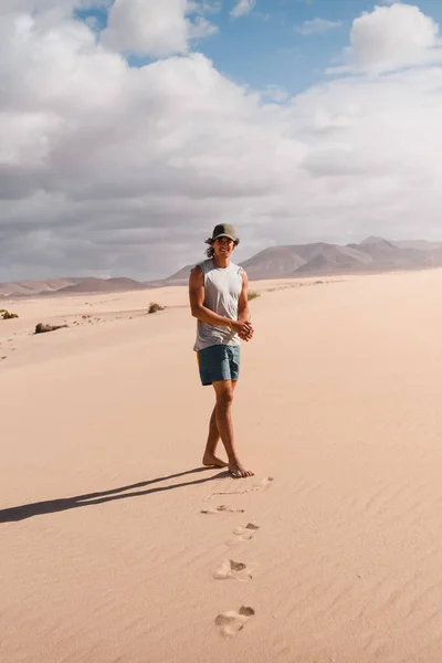 Щасливий Молодий Чоловік Який Влітку Мандрує Пустельним Піском Дюн Корралехо — стокове фото