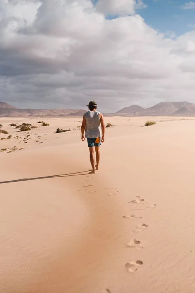 Молодий Чоловік Спокійно Ходить Пустельним Піском Дюн Корралехо Фуертевентурі Влітку — стокове фото