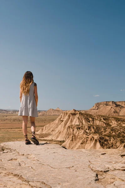 Meisje Met Jurk Staande Woestijn Van Bardenas Reales Van Navarra — Stockfoto