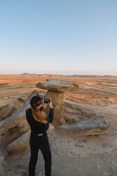 Meisje Fotograaf Woestijn Bij Zonsondergang Het Nemen Van Een Foto — Stockfoto