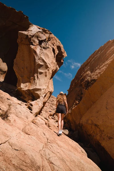 Meisje Dat Woestijn Het Rotsachtige Landschap Van Fuerteventura Verkent Tijdens — Stockfoto