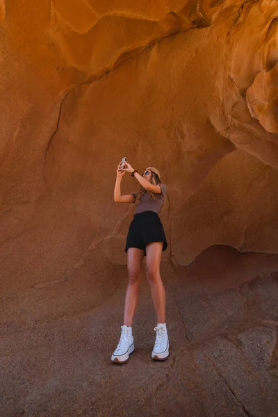 Girl Doing Photo Rock Formations Desertic Red Canyon Fuerteventura — Stock Photo, Image