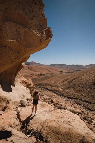 Girl Desert Landscape Mountains Fuerteventura Canary Islands — Stock Photo, Image
