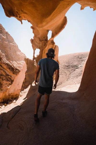 Людина Заходить Мальовничі Скелі Пустельному Каньйоні Пісковик Фуертевентурі — стокове фото