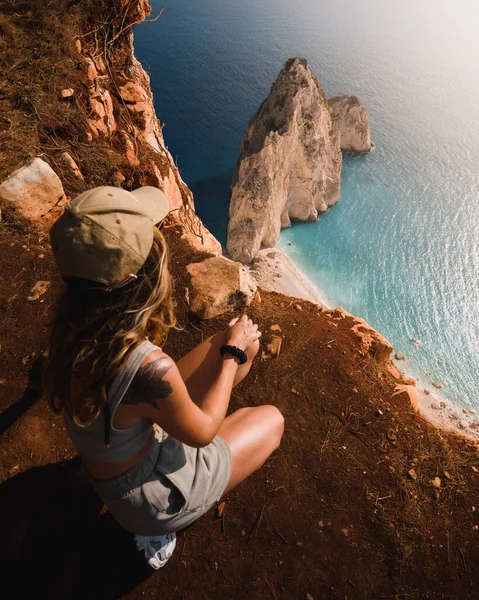 Avontuurlijk Meisje Zoek Naar Spectaculaire Kliffen Turquoise Wateren Van Het — Stockfoto