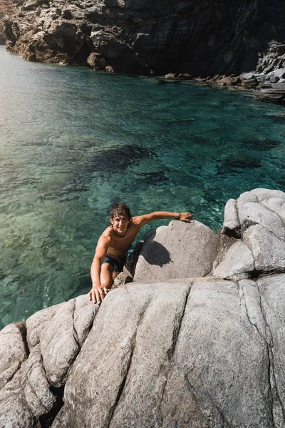 Feliz Forma Joven Bañándose Las Aguas Turquesas Del Mar Egeo —  Fotos de Stock