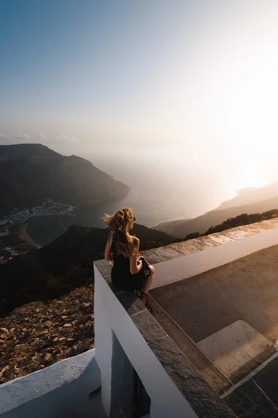Woman Watching Sunset Aegean Sea Top Greek Island Sifnos Her — Stock Photo, Image