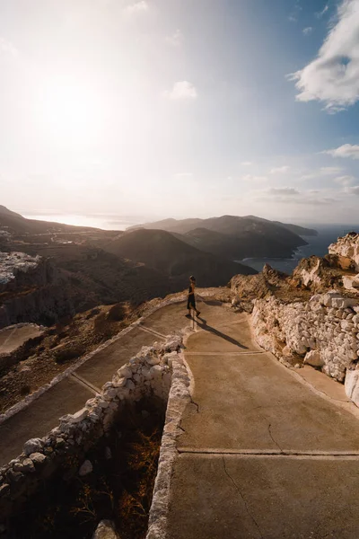 Молода Жінка Йдучи Стежці Після Заходу Сонця Грецькому Острові Фолегандрос — стокове фото