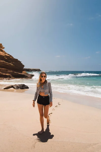 Happy Fit Young Caucasian Woman Walking Sand Playa Los Ojos — Stock Photo, Image