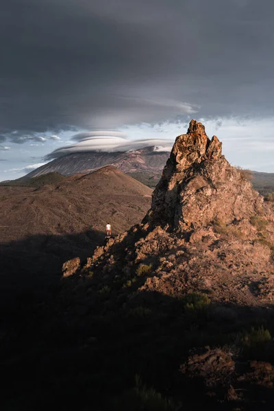 Persoon Die Een Spectaculaire Rots Staat Lenticulaire Wolken Boven Vulkaan — Stockfoto