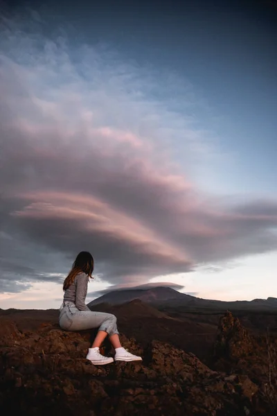 Menina Sentada Observando Nuvens Lenticulares Vulcão Teide Pôr Sol Tenerife — Fotografia de Stock