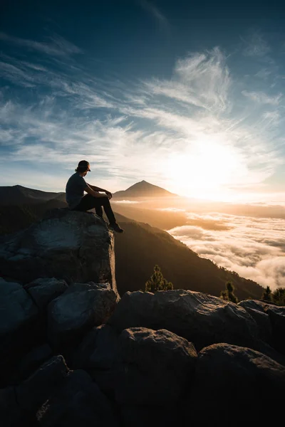 Молодой Человек Сидящий Скале Горы Наблюдая Прекрасным Пейзажем Пика Тейде — стоковое фото