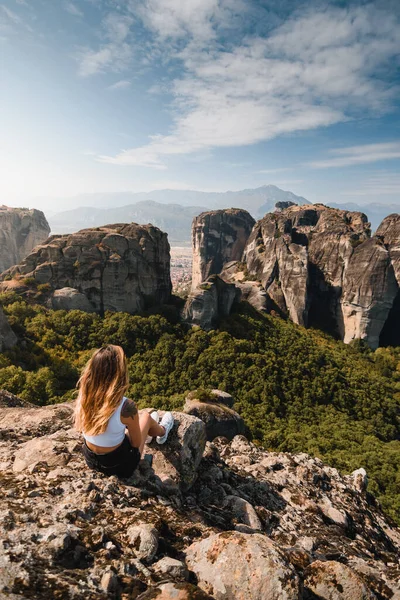 Jonge Vrouw Die Tijdens Haar Vakantie Griekenland Het Prachtige Rotslandschap — Stockfoto