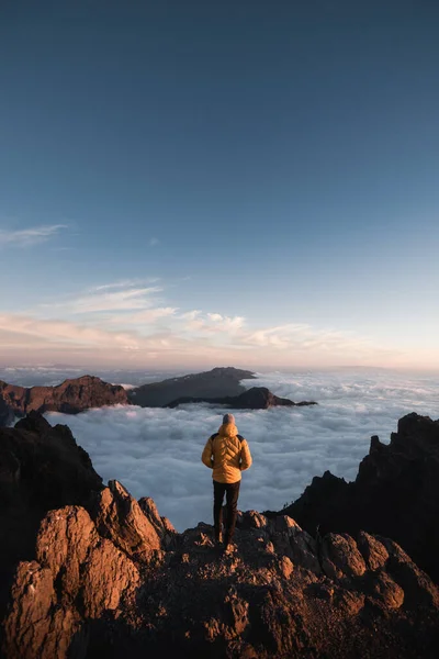 拉帕尔马加那利岛上 一位在落日余晖中从罗克 德洛斯 穆查霍斯山顶俯瞰塔布里恩特山脉风景的登山者 — 图库照片