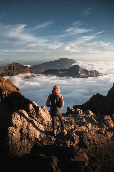 Bergbeklimmer Vrouw Die Het Landschap Van Caldera Taburiente Observeert Vanaf — Stockfoto