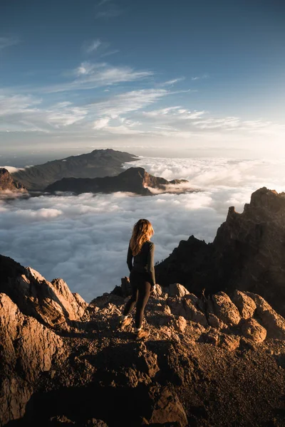 Jonge Vrouw Geniet Van Een Prachtige Zonsondergang Vanaf Top Van — Stockfoto