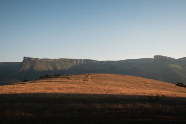 Dağ sırasının gün batımında manzara # Gorobel ya da Sierra Salbada Pico Tologorri ve Ungino ile birlikte ayala vadisinde ya da yazın aiaraldea