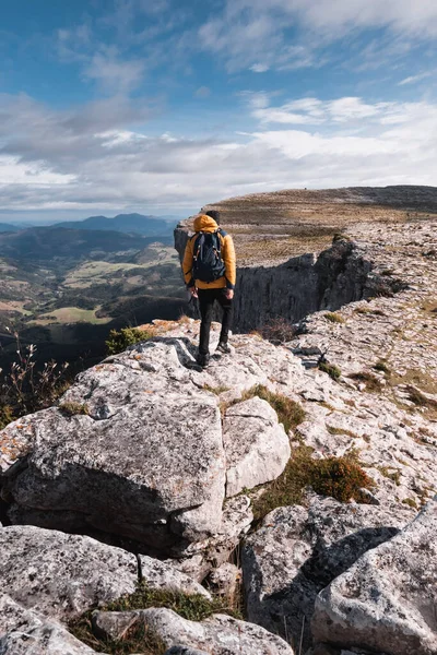 Jonge Bergbeklimmer Loopt Rotsen Door Het Spectaculaire Landschap Van Bergen — Stockfoto