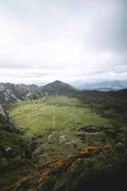 Asturias, Picos de Europa 'daki Covadonga Gölü' ndeki Principie de Asturias bakış açısından Vega de Comeya 'nın yeşil vadisine manzara.