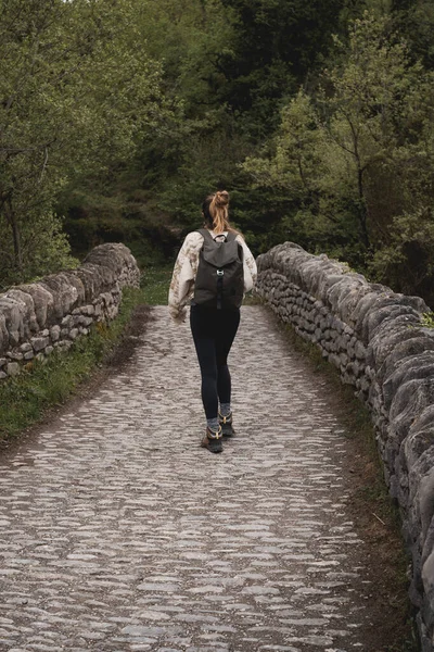 Jonge Vrouw Met Rugzak Wandelen Oversteken Van Een Oude Stenen — Stockfoto