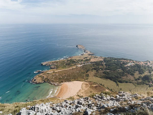 Szeroki Krajobraz Szczytu Candina Kantabrii Kierunku Plaży Sonabia Kantabryjskiego Morza — Zdjęcie stockowe