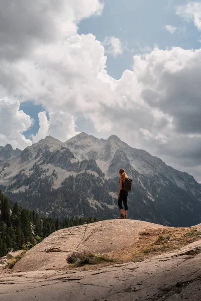 Berglandschaft Mit Einer Frau Auf Einem Felsen Die Die Gipfel — Stockfoto