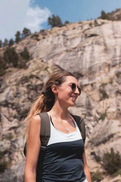 Young Woman Sunglasses Smiling Mountain Her Hiking Adventure Route — Stock Photo, Image