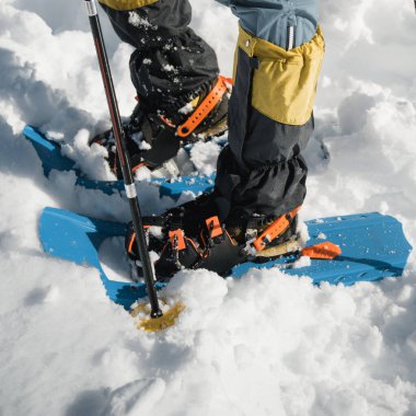 Derin Karda Kar Ayakkabılarının Yakın Çekimi, Picos de Europa