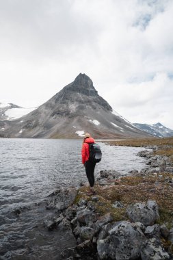 Norveç Manzaralı Dağ ve Göl Manzaralı Seyahat