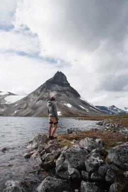 Norveç 'te Manzarayla Yüzleşen Maceracı Dağ Manzarası