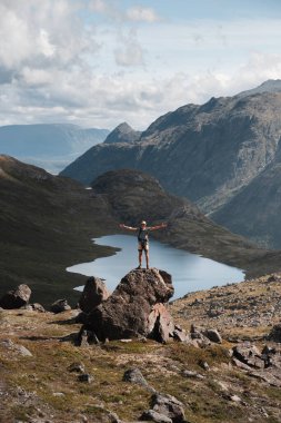 Huzurlu Norveç Gölü ve Dağları Üzerinde Maceracı Kaya Bakışı Kutlaması