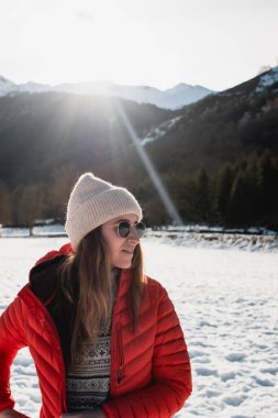Pirenelerin Tadını Çıkaran Kadın Kış Manzarası