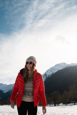 Pireneler 'de Kırmızı Ceketli Gülümseyen Kadın Karlı Manzarada