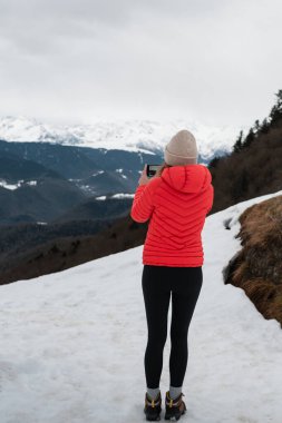 Kadın telefonuyla Karlı Pireneler 'de Dağ Manzarası' nı çekiyor