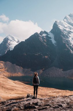 Peru And Dağları ve El değmemiş Göl 'ün Önünde Duran Maceracı
