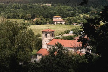 Tarihi binaları olan geleneksel bir Bask köyünün panoramik görüntüsü.