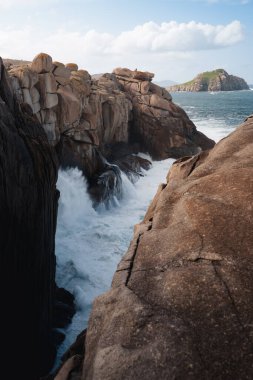 Güçlü dalgalar Galiçya 'daki kayalık kayalıklara çarpıyor, seyahat ve doğa temaları için mükemmel..
