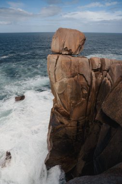Eşsiz dengeli kaya oluşumu Galiçya 'daki okyanus dalgalarıyla dengelenmiş. Jeolojik ve doğa temaları için mükemmel..